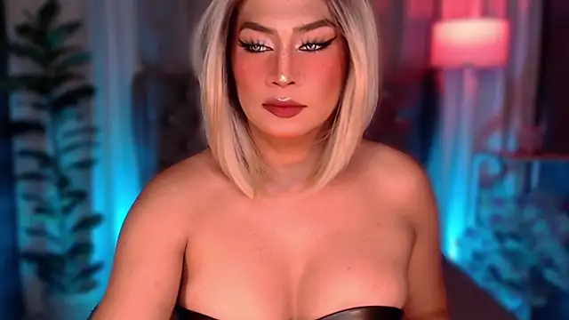 Snapshot of QUEEN_GIAMOORE69 chatting on February 13, 9:44 pm QUEEN GIAMOORE69 online show from February 13, 9:44 pm