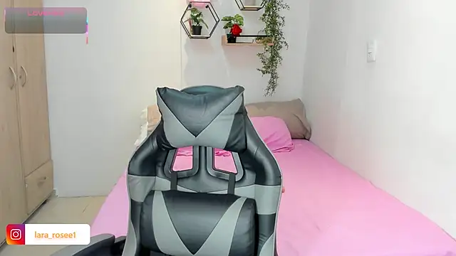 lara rose1 online show from October 19, 7:09 am