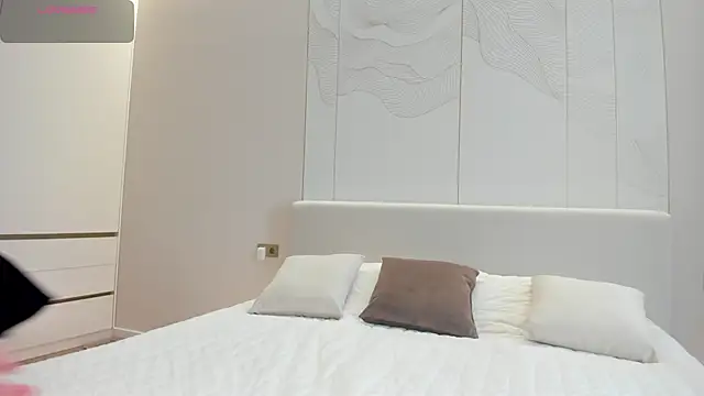 JenniferQueen11 online show from March 15, 9:04 am