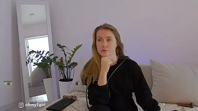 Snapshot of Fallinlove1 chatting on February 27, 10:15 am Fallinlove1 online show from February 27, 10:15 am