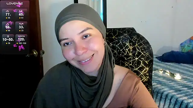 Snapshot of MatchedEyebrow chatting on May 30, 9:34 pm MatchedEyebrow online show from May 30, 9:34 pm