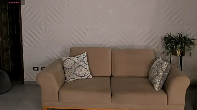 Snapshot of MadelineFox chatting on April 21, 9:04 am MadelineFox online show from April 21, 9:04 am
