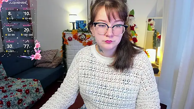 Snapshot of HunnyyLove chatting on December 4, 3:32 pm HunnyyLove online show from December 4, 3:32 pm