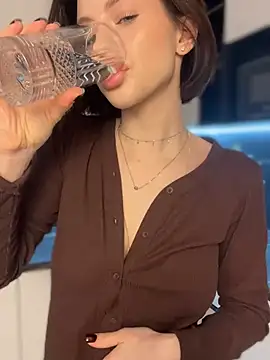 Camilla Railian online show from January 4, 1:31 pm