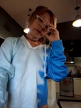 Snapshot of FrozenWaffle chatting on May 2, 4:01 pm FrozenWaffle online show from May 2, 4:01 pm