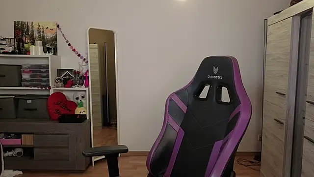 Snapshot of TinniAngel chatting on February 7, 6:33 pm TinniAngel online show from February 7, 6:33 pm