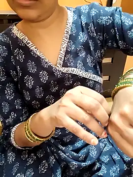 Snapshot of Diya_143 chatting on November 10, 8:13 am Diya 143 online show from November 10, 8:13 am