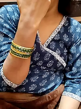 Snapshot of Diya_143 chatting on November 14, 8:24 am Diya 143 online show from November 14, 8:24 am