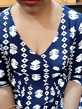 Snapshot of Diya_143 chatting on November 22, 6:01 am Diya 143 online show from November 22, 6:01 am