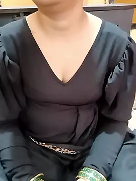 Snapshot of Diya_143 chatting on November 30, 6:39 am Diya 143 online show from November 30, 6:39 am