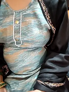 Snapshot of Diya_143 chatting on December 4, 7:06 am Diya 143 online show from December 4, 7:06 am