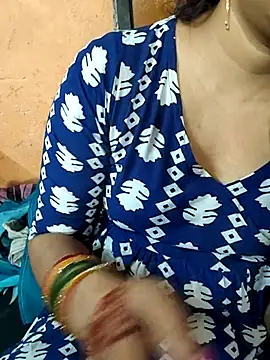 Snapshot of Diya_143 chatting on May 13, 6:00 am Diya 143 online show from May 13, 6:00 am