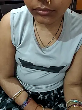 Snapshot of Diya_143 chatting on May 19, 4:57 pm Diya 143 online show from May 19, 4:57 pm