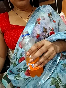 Snapshot of Diya_143 chatting on June 12, 7:18 am Diya 143 online show from June 12, 7:18 am