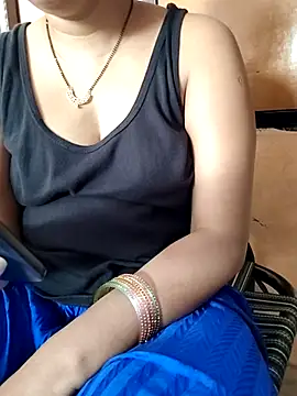 Snapshot of Diya_143 chatting on July 6, 4:31 am Diya 143 online show from July 6, 4:31 am