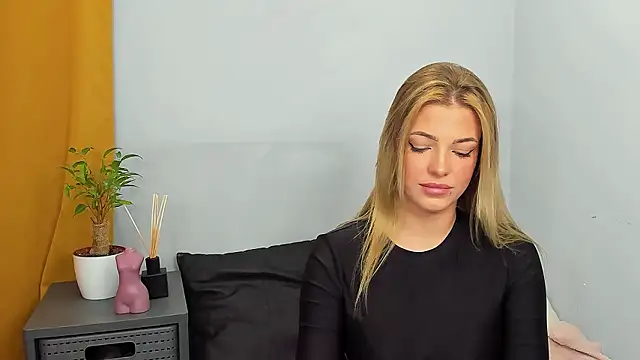 LilyBlondee online show from December 8, 7:32 pm