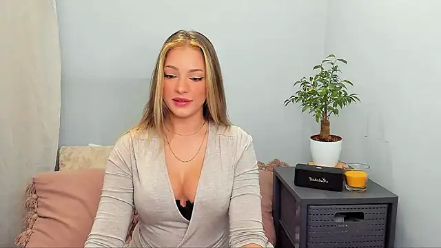 LilyBlondee online show from October 27, 7:40 pm