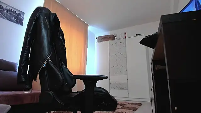 liamaesthetic online show from March 3, 7:36 am