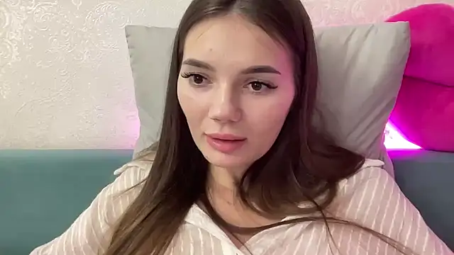 Snapshot of Miracle_angel_ chatting on December 9, 6:57 pm Miracle angel online show from December 9, 6:57 pm