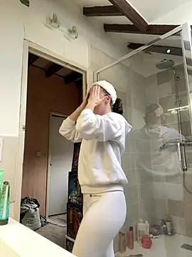 Snapshot of Daisy_Michto_Officiel chatting on February 7, 10:08 am Daisy Michto Officiel online show from February 7, 10:08 am