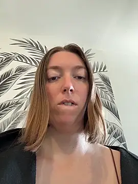 Snapshot of Daisy_Michto_Officiel chatting on June 9, 9:32 am Daisy Michto Officiel online show from June 9, 9:32 am