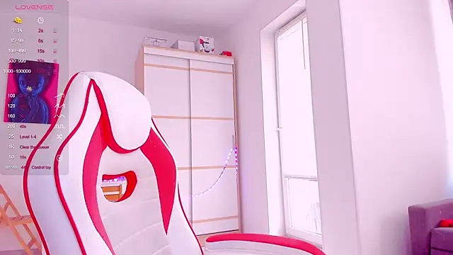 Snapshot of HotCarolineXO chatting on March 10, 8:04 am HotCarolineXO online show from March 10, 8:04 am