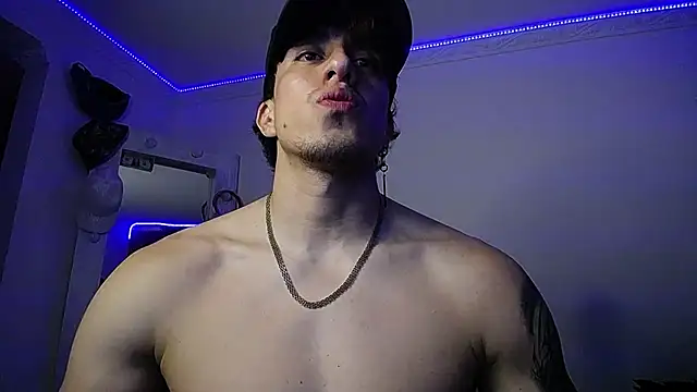 Snapshot of strongboy_ chatting on January 19, 12:38 am strongboy online show from January 19, 12:38 am