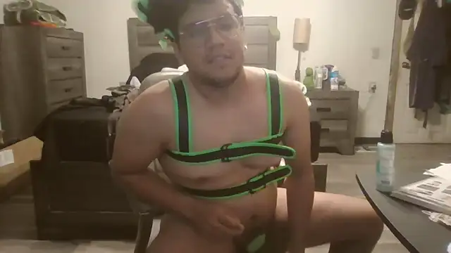 Snapshot of bttm_geek000 chatting on December 20, 4:08 am bttm geek000 online show from December 20, 4:08 am