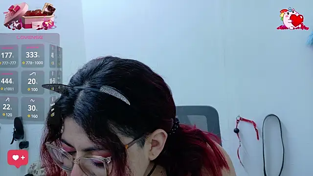 Snapshot of Catwhite_ chatting on February 18, 12:39 pm Catwhite online show from February 18, 12:39 pm