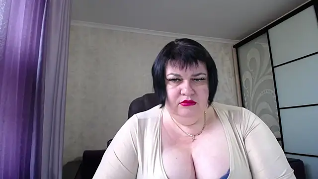 JuicyLady Di online show from October 5, 4:55 am