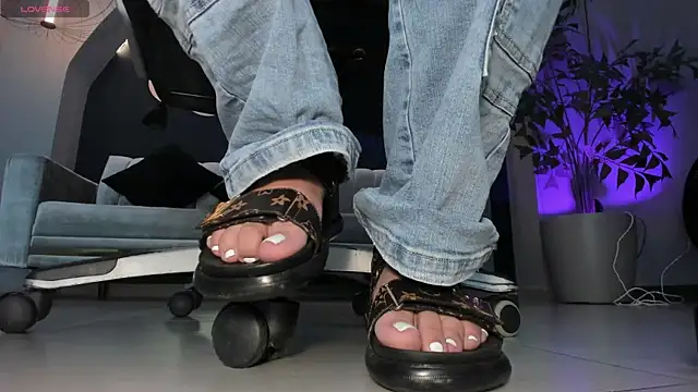 Snapshot of MartinnaBonnet chatting on February 4, 10:32 am MartinnaBonnet online show from February 4, 10:32 am