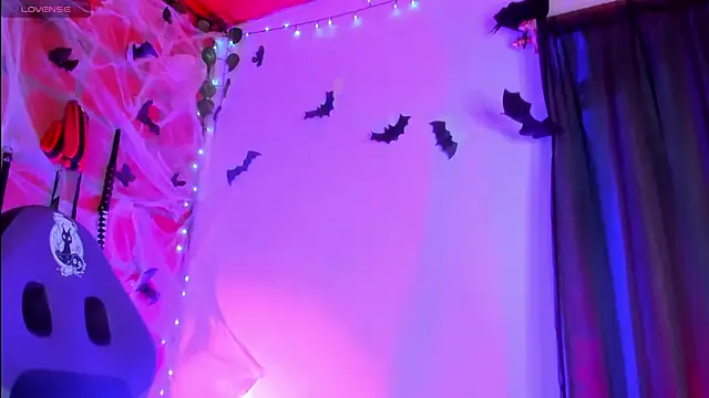 Snapshot of EmmaRusso chatting on November 21, 12:32 am EmmaRusso online show from November 21, 12:32 am