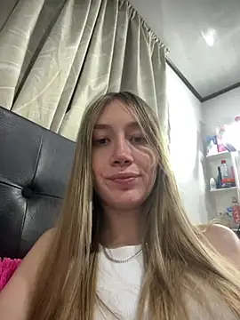Snapshot of horny__molly_ chatting on March 27, 3:34 am horny molly online show from March 27, 3:34 am