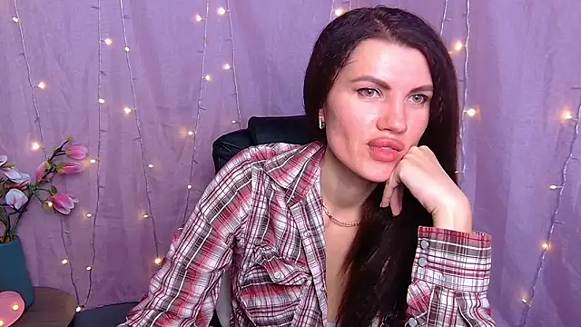 Snapshot of MilaLoona chatting on March 1, 7:32 am MilaLoona online show from March 1, 7:32 am