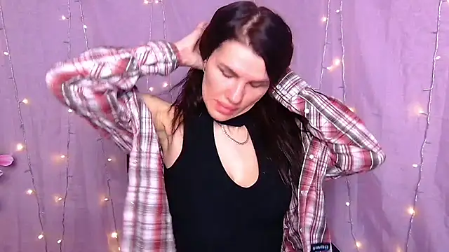 Snapshot of MilaLoona chatting on March 4, 7:14 am MilaLoona online show from March 4, 7:14 am