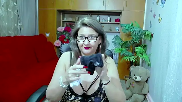 LucilleFenlys online show from December 8, 10:47 pm