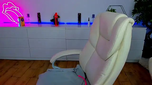 Snapshot of Kamilla_Hot chatting on November 15, 6:59 pm Kamilla Hot online show from November 15, 6:59 pm