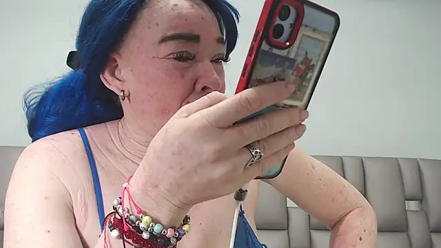 Kittywhiteass online show from February 4, 6:41 am