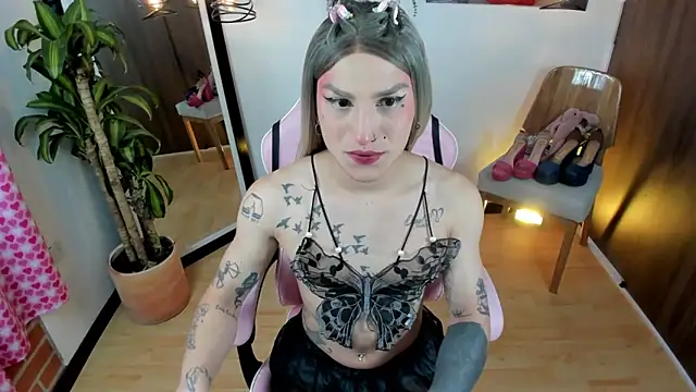 Snapshot of queenramoona-hot chatting on February 11, 1:32 am queenramoona-hot online show from February 11, 1:32 am