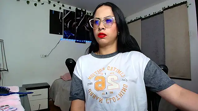 Snapshot of yesie_hot chatting on June 17, 2:25 am yesie hot online show from June 17, 2:25 am