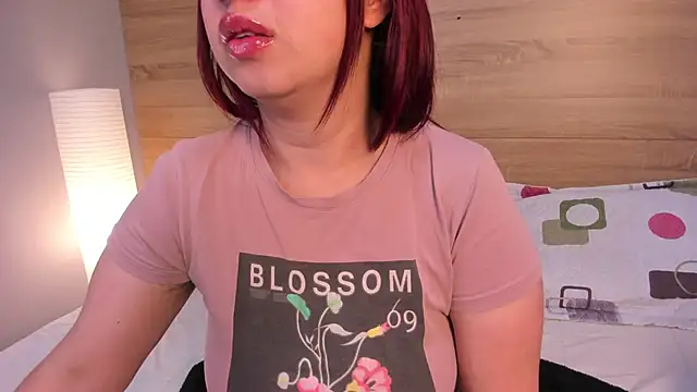 Snapshot of madelaine_blosson chatting on March 20, 10:20 am madelaine blosson online show from March 20, 10:20 am