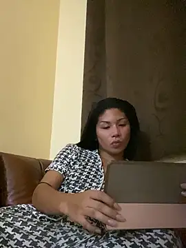 Snapshot of MaxxineMorenaTs chatting on May 3, 8:26 pm MaxxineMorenaTs online show from May 3, 8:26 pm