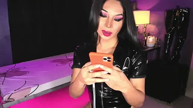 Snapshot of MaxxineMorenaTs chatting on May 6, 6:35 pm MaxxineMorenaTs online show from May 6, 6:35 pm