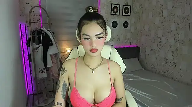 Snapshot of AlexandraMooree chatting on February 8, 7:04 am AlexandraMooree online show from February 8, 7:04 am