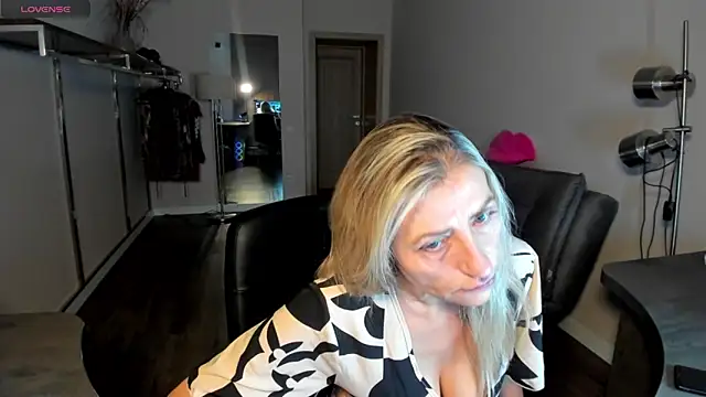 ZoeGrant online show from February 21, 6:31 pm