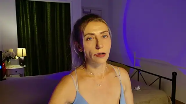 Snapshot of ZoeGrant chatting on June 18, 6:01 pm ZoeGrant online show from June 18, 6:01 pm