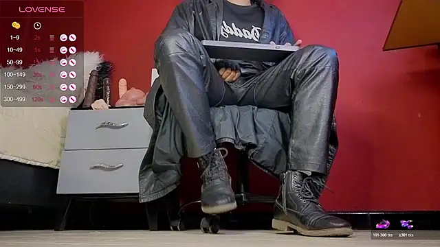 Snapshot of TomLover_12 chatting on November 6, 1:17 am TomLover 12 online show from November 6, 1:17 am