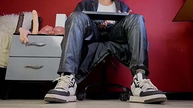 Snapshot of TomLover_12 chatting on November 7, 12:54 am TomLover 12 online show from November 7, 12:54 am