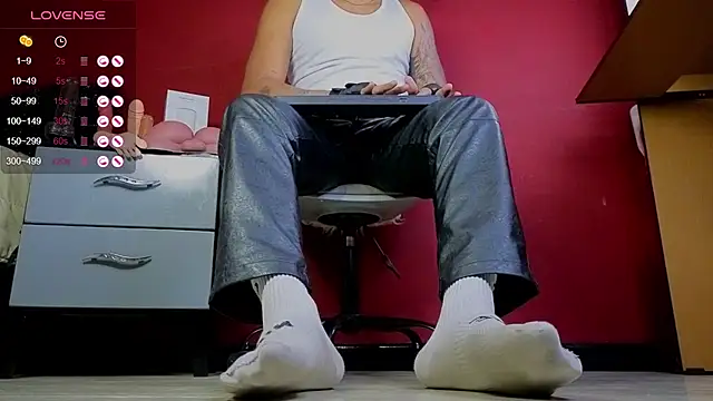 Snapshot of TomLover_12 chatting on December 1, 12:48 am TomLover 12 online show from December 1, 12:48 am