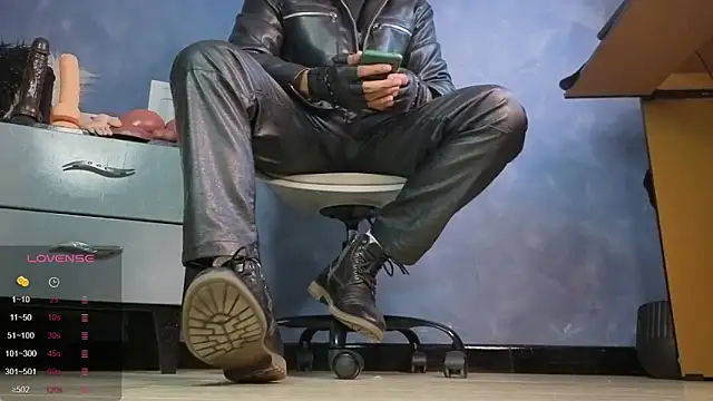 Snapshot of TomLover_12 chatting on February 5, 1:21 am TomLover 12 online show from February 5, 1:21 am